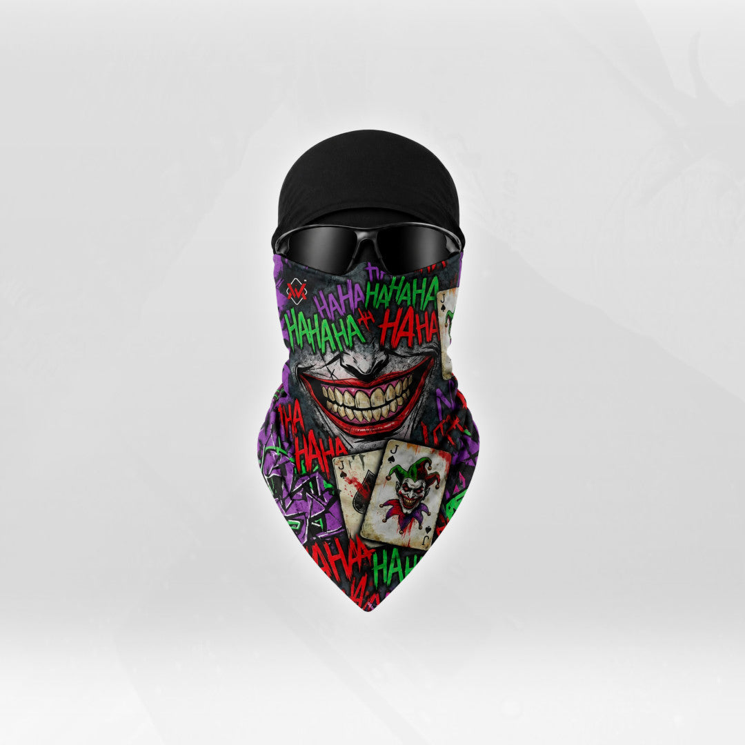 Bandana facial multicolor con diseño de payaso y cartas, combinada con gafas oscuras y gorro negro.